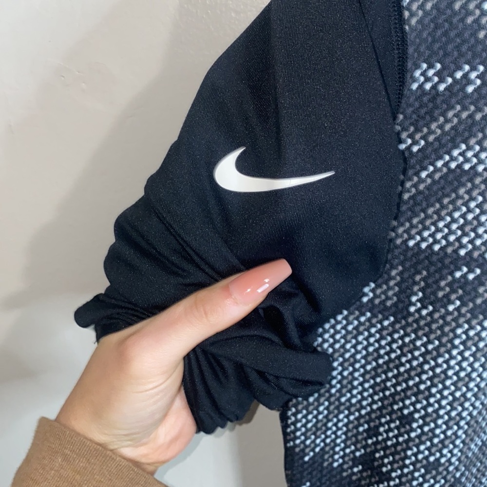 🪼Grey, black and white patterned long sleeved Nike Dri-fit! - Picture 9 of 9